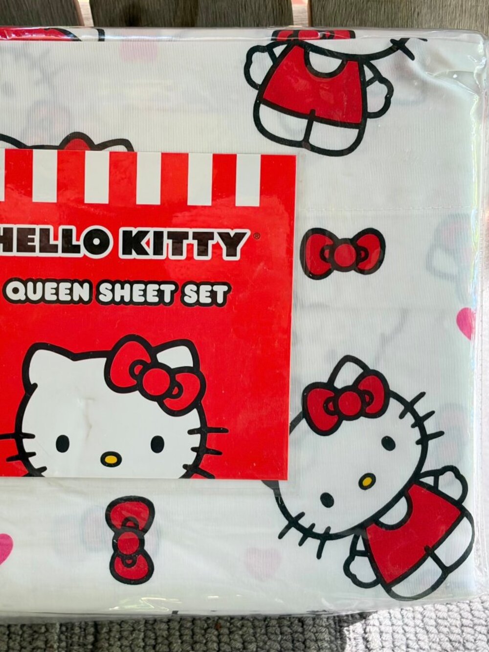 4-pc Hello Kitty Queen Size RED HEARTS AND BOWS Cotton Sheet Set (all cotton)